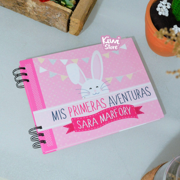 Libro de bebé Mis primeras aventuras - Conejo rosa